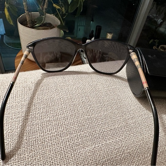 Polarized Burberry Glasses - Picture 3 of 4